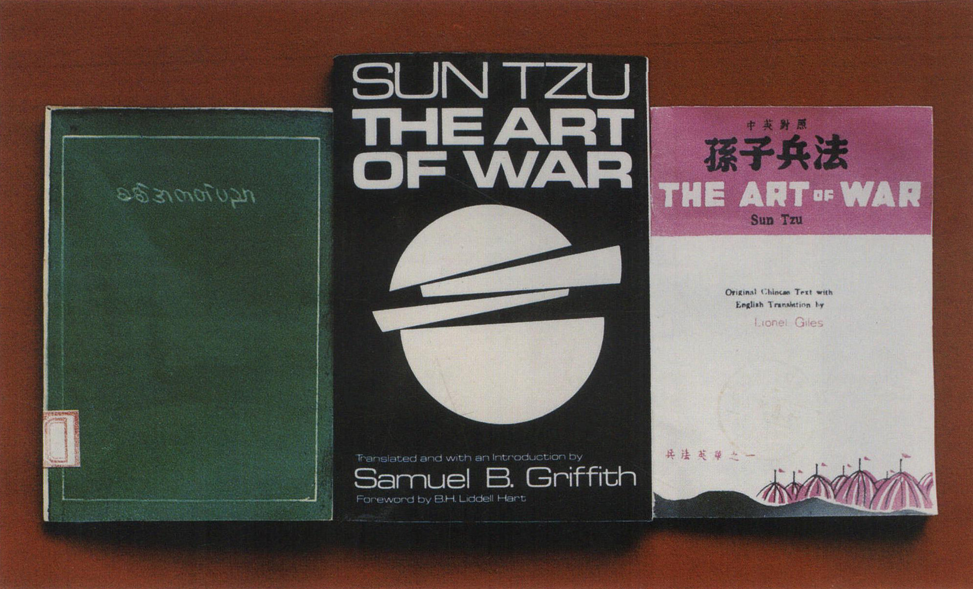 泰文版 《孙子兵法》(左)、英文版《孙子兵法》(中)、中英文对照 《孙子兵法》(右) 书影